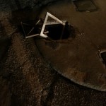 Tombino rotto in centro storico, segnaletica “umana” aspettando la riparazione ma…