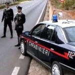 Si soffia il naso per nascondere la droga, poi butta il fazzoletto: arrestato