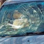 Mura antiche perdono pezzi: cadono pietre sulle auto