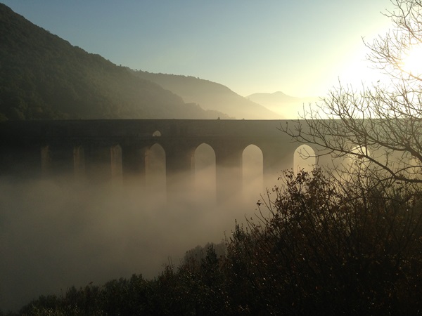 Spoleto, la foto del giorno è "Atmosfere del Ponte delle Torri" di Enrico Pettinati
