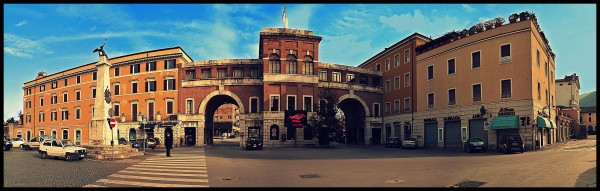 Spoleto, piazza Garibaldi a 180° nella foto del giorno di Piero Errera