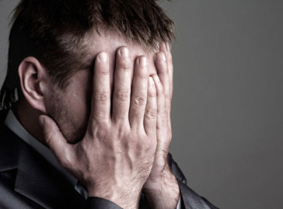 Spoleto: "Ho 24 anni e un figlio di un anno, cerco disperatamente lavoro" uomo-disperato-lascia-i-figli-in-macchina-e-si-impicca