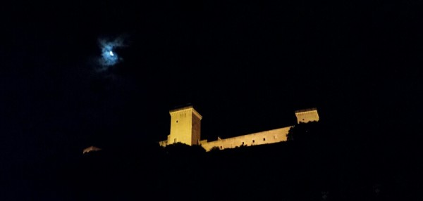 Spoleto, la foto del giorno è "La luna sulla Rocca" di Sara Nicosia