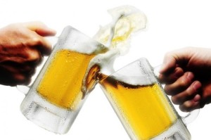 BEVERAGE-DRINKS-PHOTOGRAPHY-ZACK-BURRIS-CHICAGO-BEER-MUGS-TOASTING-1-638x425