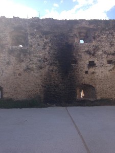Il tratto di mura medievale bruciato