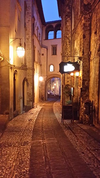 Spoleto, la foto del giorno è via Fontesecca di Andrea Borgotti