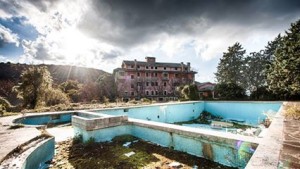 L'esterno dell'hotel del Matto di Monteluco
