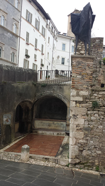 Spoleto, la foto del giorno è "Lavatoi in piazza Duomo" di Pierina Neri