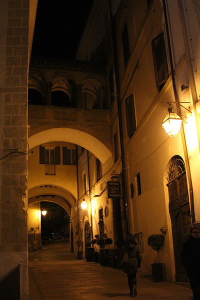 Spoleto, la foto del giorno è "via Saffi di Notte" di Simone Macrì