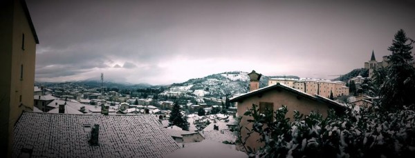 Spoleto, la foto del giorno "Tetti imbiancati" di Jey