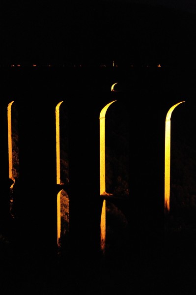 Spoleto, la foto del giorno è "Ponte di notte" di Sandro Fumini