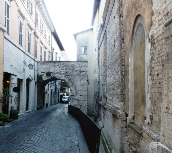 Spoleto, la foto del giorno è "L'Arco di Druso" di Enzo Marchese