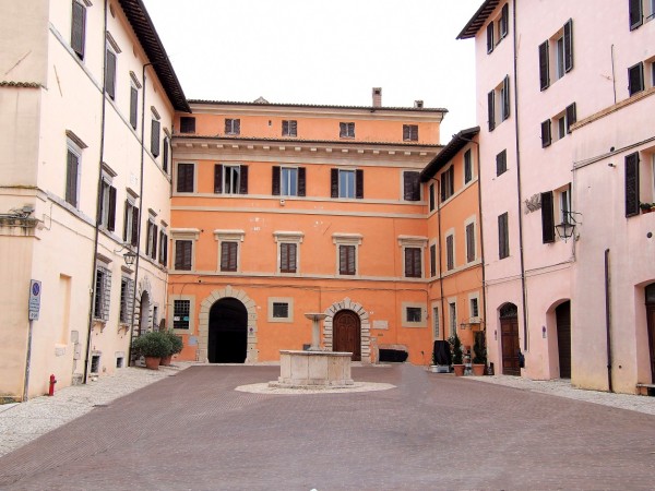 Spoleto, la foto del giorno è piazza Fontana di Giustino Rotondi