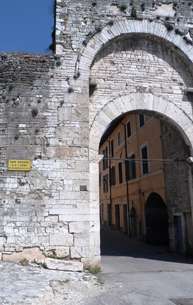 Spoleto, la foto del giorno è "Porta di Monterone" di Enzo Marchese