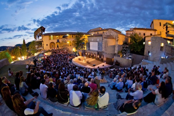 Spoleto, foto del giorno "Teatro Romano sold out" di Agf/Kim Mariani