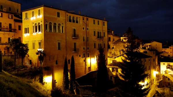 Spoleto, la foto del giorno è "Come un presepe" di Armando Lanoce