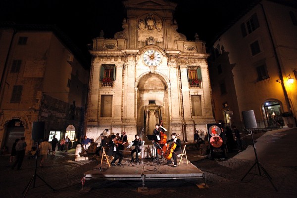 Spoleto, la foto del giorno "Fontana illuminata e concerti" di Agf