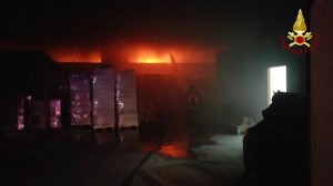 incendio-cannara-vigili-del-fuoco-notte3