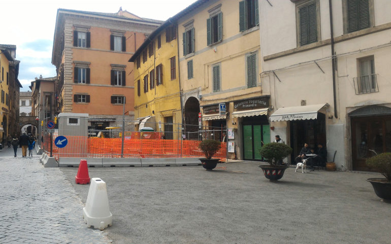 piazza-mercato-pavimentazione-provvissoria.jpg