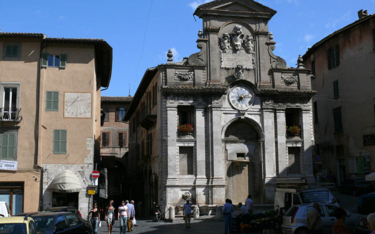 Piazza_del_Mercato,_Spoleto