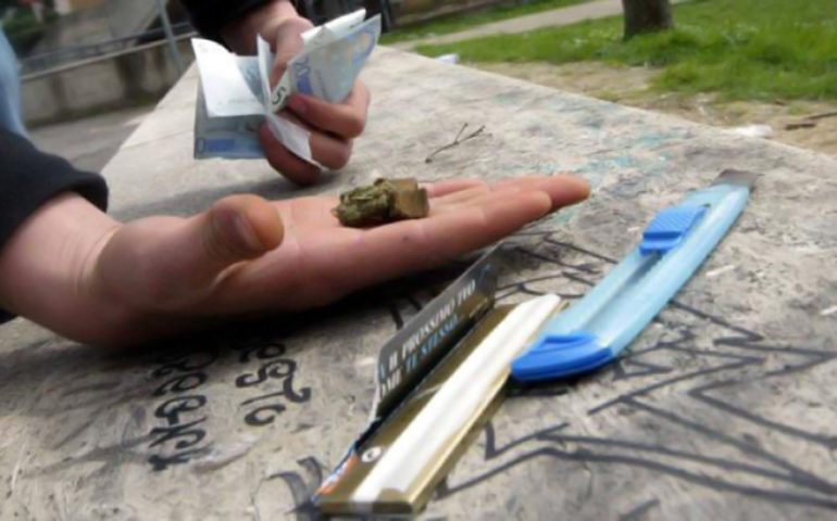 droga-hashish-fucili-1