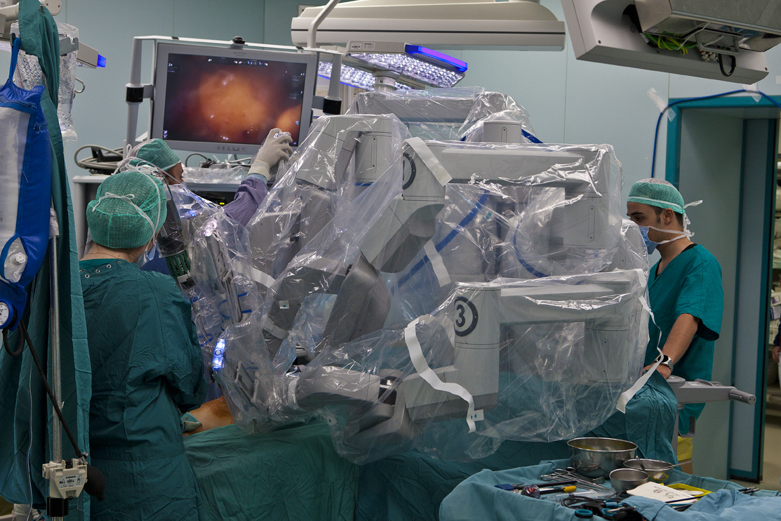 Робот провел операцию. Робот да Винчи операции. Da Vinci робот-хирург. Робот-ассистированная хирургическая система «da Vinci». Робот да Винчи операции БГМУ.